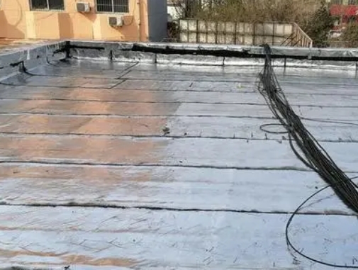 顺平县卫生间漏水维修公司分享下顺平县屋面楼顶防水刚性防水层施工要点。